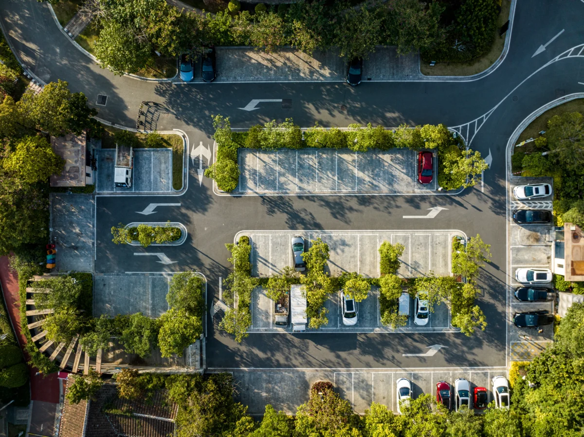Moderne Stadtansicht von oben mit Straßen, Wasserwegen und nachhaltigen Mobilitätsangeboten